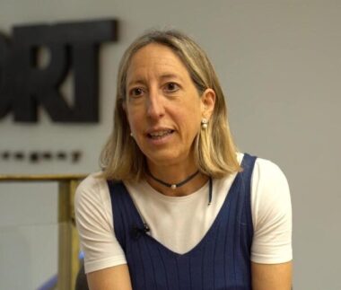Anna Espasa — entrevista ORT Uruguay — 800x510 Anna Espasa durante la entrevista de Universidad ORT Uruguay sobre evaluación e inteligencia artificial.
